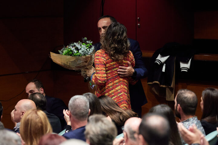 El presentador de la Gala entrega un ramo de flores a la mujer de Francis, Nana. FOTO: FERMÍN RODRÍGUEZ