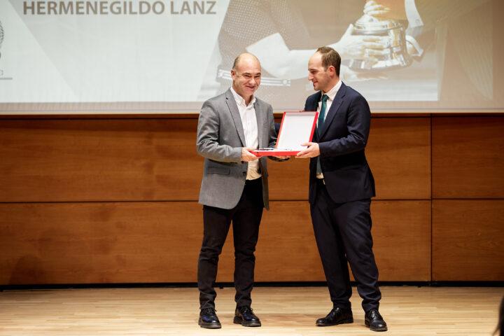 El periodista Miguel López entregó el premio al IES Hermenegildo Lanz. FOTO: FERMÍN RODRÍGUEZ