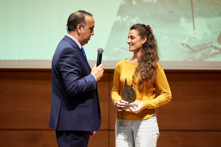 Inés Alonso recogió el Premio Deportes de Invierno de su hermana Ana. FOTO: FERMÍN RODRÍGUEZ