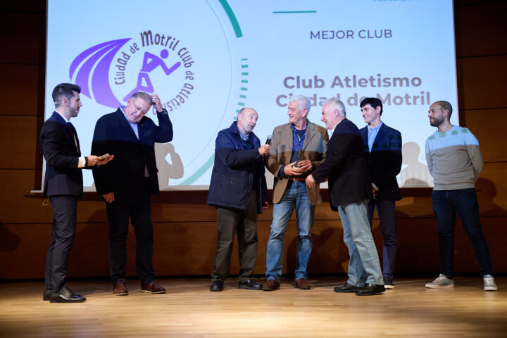 El periodista Pedro Feixas entrega el Premio Mejor Club a la representación del Club Atletismo Ciudad de Motril, que encabezó su presidente, José María Hernández. Foto: Fermín Rodríguez