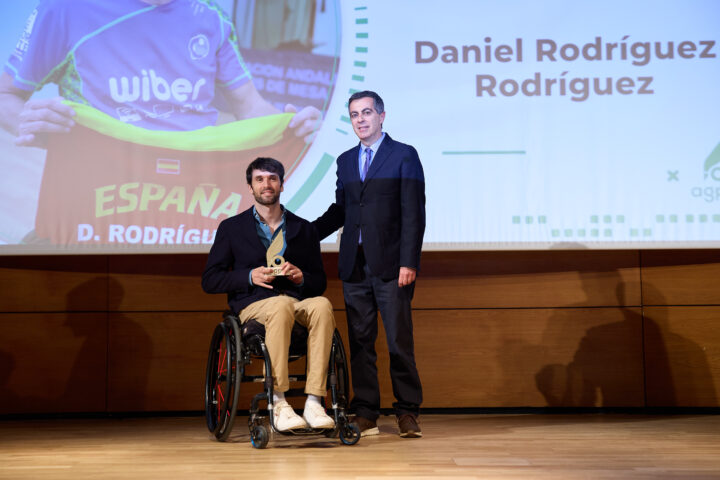 Daniel Rodríguez recibe de manos del periodista y miembro de la junta directiva de la AGPD Julio Piñero el trofeo como Mejor Deportista Adaptado. Foto: Fermín Rodríguez 