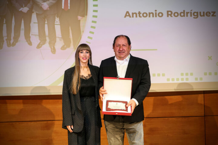 Antonio Rodríguez Baena recibió una merecida distinción por su labor como presidente de la AGPD