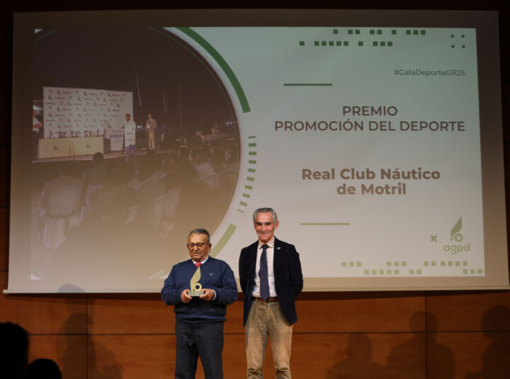 El Real Club Náutico Motril recibió un merecido premio a más de medio siglo de compromiso con los deportes acuáticos.