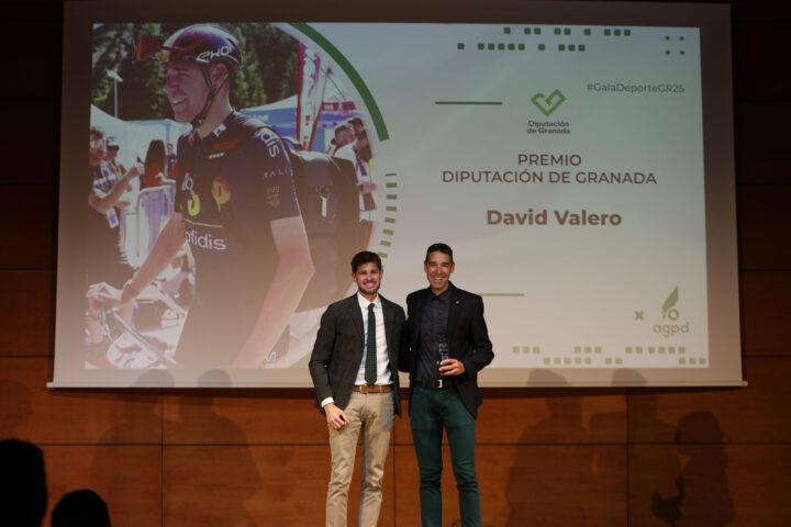 David Valero recibió el reconocimiento de la Diputación de Granada.