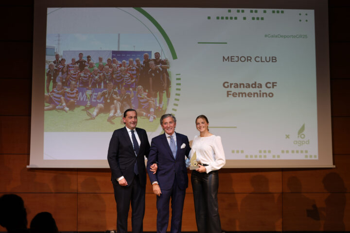 El director general Alfredo García Amado y la jugadora Alba Ibáñez recibieron un merecido reconocimiento para el Granada CF Femenino.