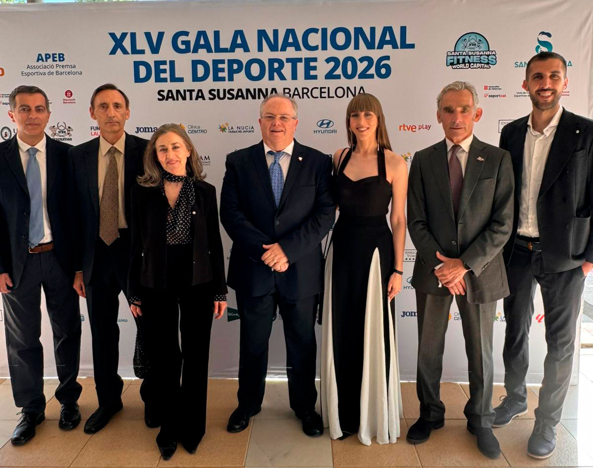 Delegación de la AGPD en la Gala Nacional del Deporte 2026, junto al compromisario Marcos Durán y el presidente de la Asociación de la Prensa Deportiva Andaluza, Juan Tribuna.