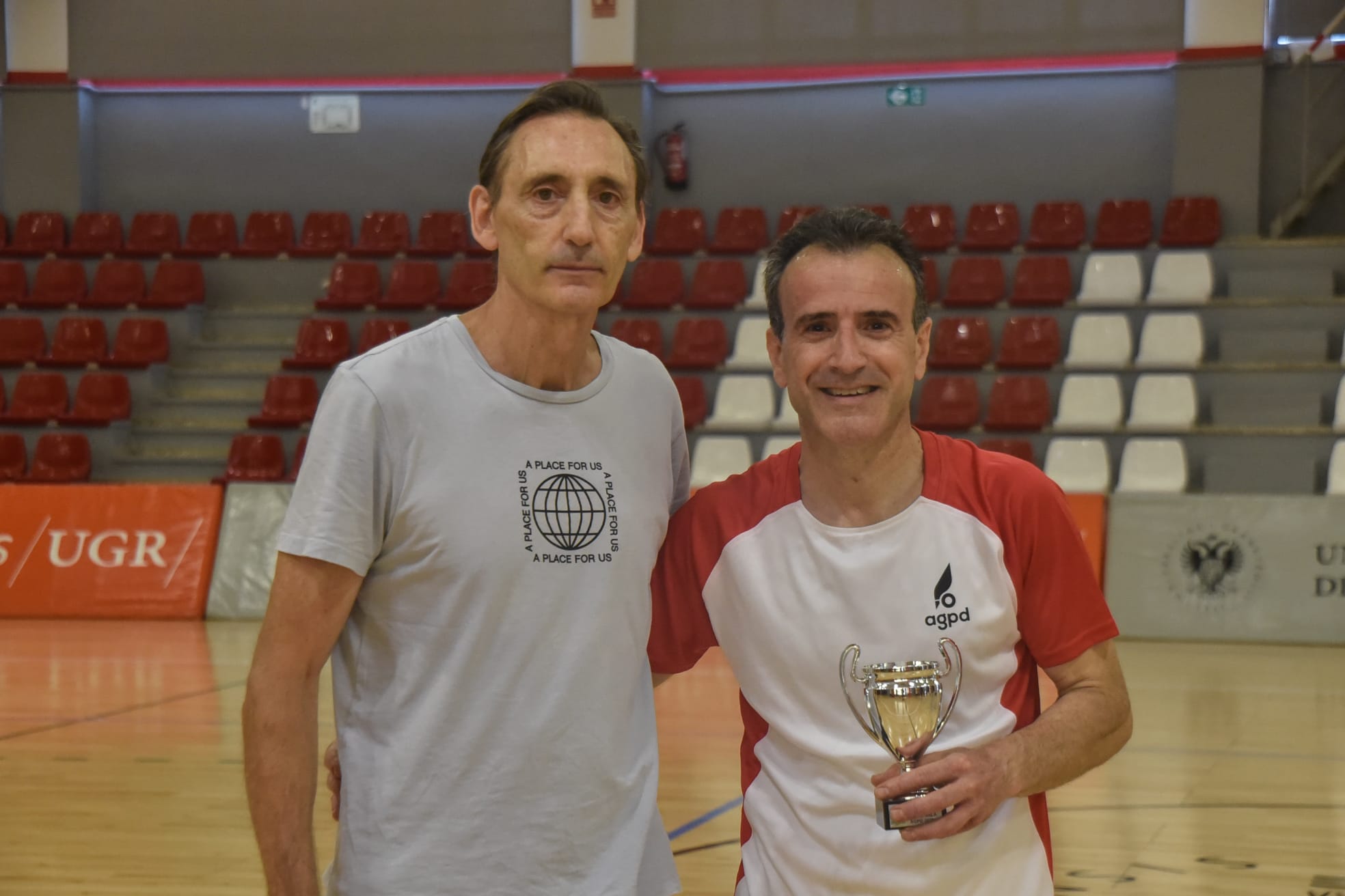 El vicepresidente de la AGPD, Víctor Romero, entrega el premio de la deportividad a Francis Montoya en el Trofeo Corpus de fútbol sala 2026. Foto de JM Baldomero.